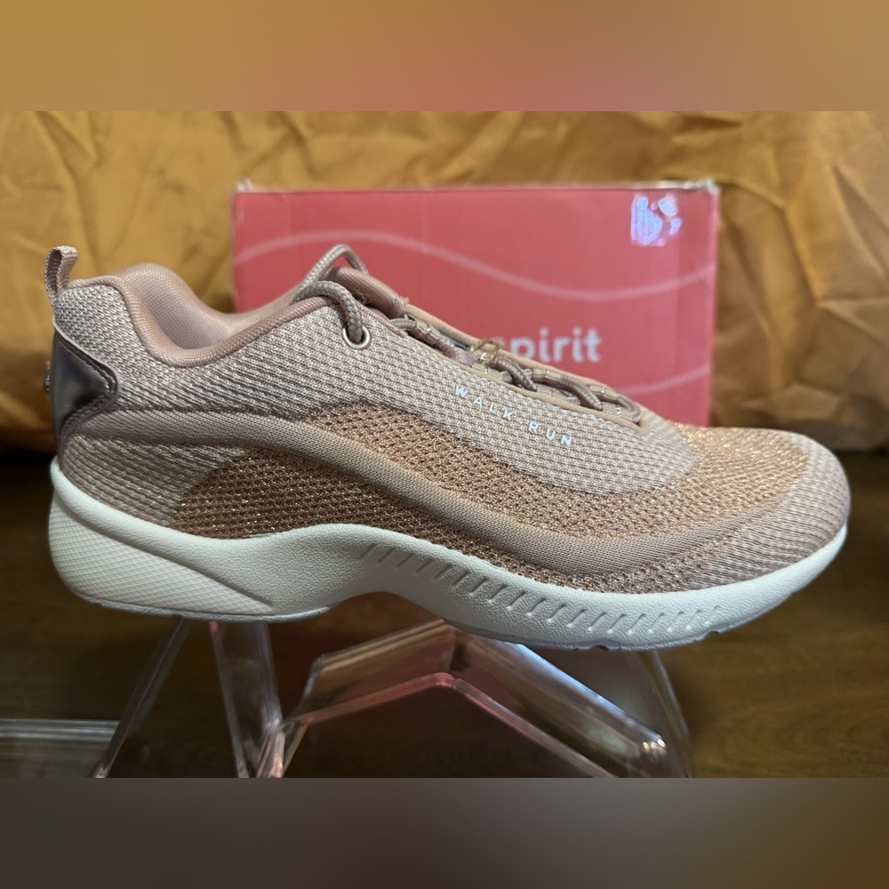 #1509 Easy Spirit Rose Gold Tennis Shoes. Lightweight, Comfort Flex & Cushion.